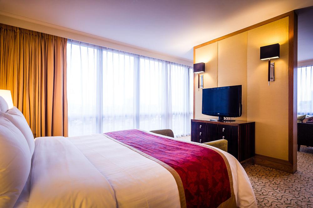 London Marriott Hotel Canary Wharf Londres Exterior foto A bedroom at the hotel