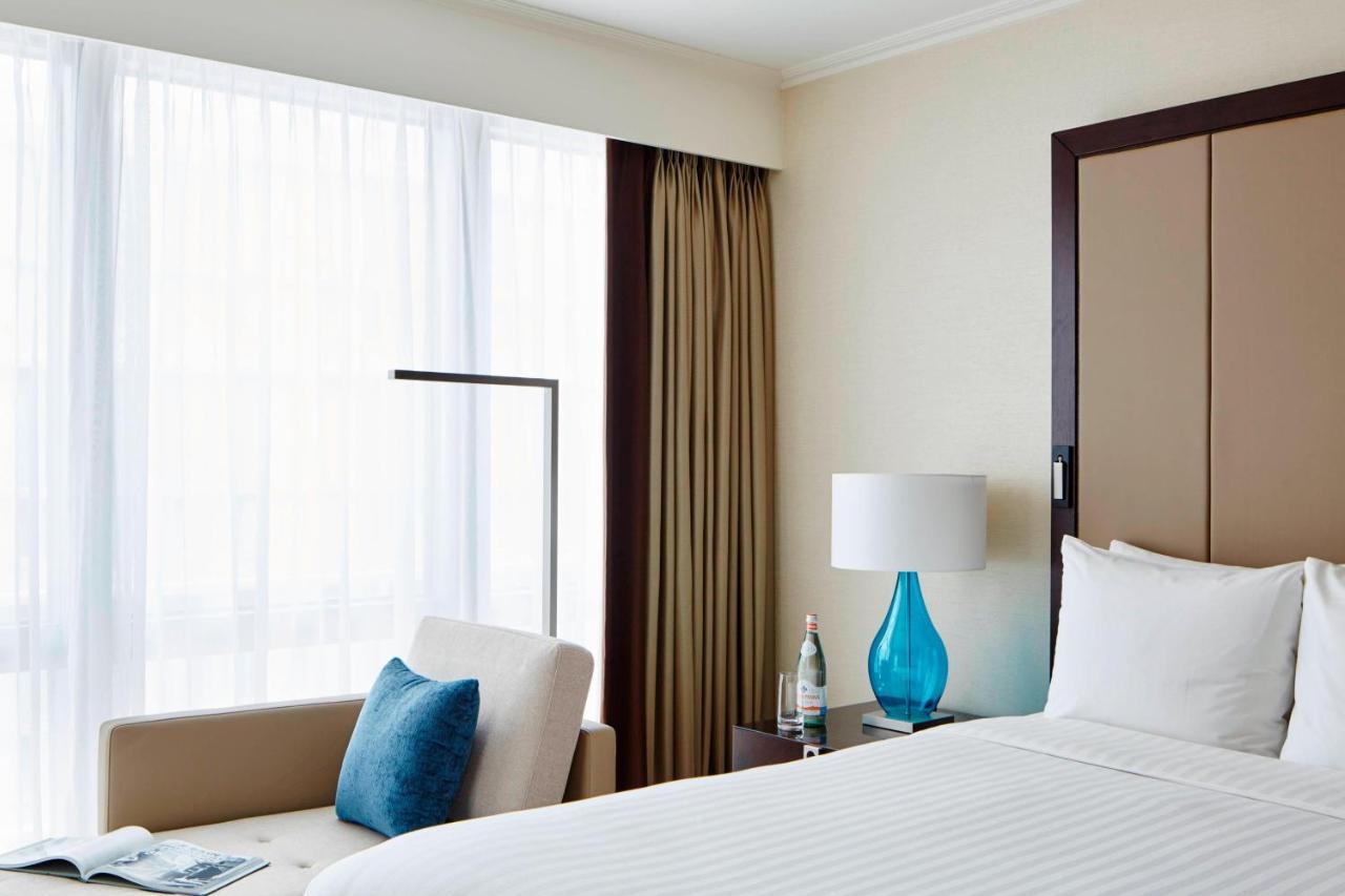 London Marriott Hotel Canary Wharf Londres Exterior foto A bedroom at the hotel