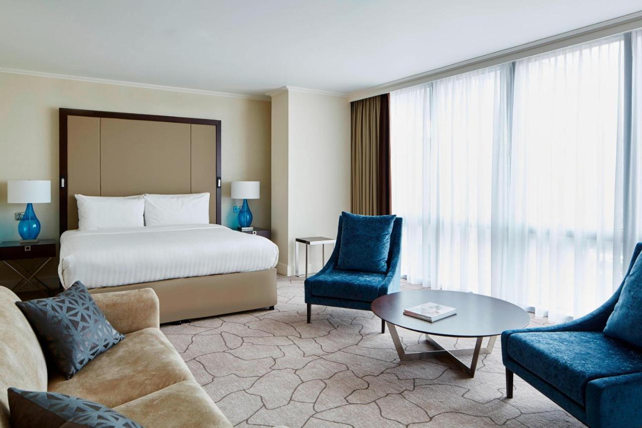 London Marriott Hotel Canary Wharf Londres Exterior foto A suite at the Conrad London St. George's Wharf