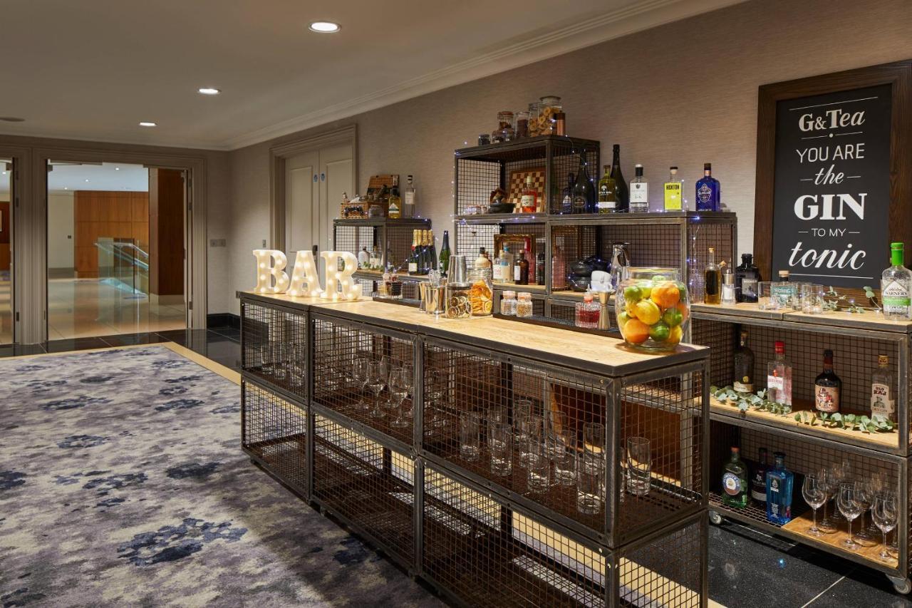 London Marriott Hotel Canary Wharf Londres Exterior foto The bar at the 100 Queen's Gate