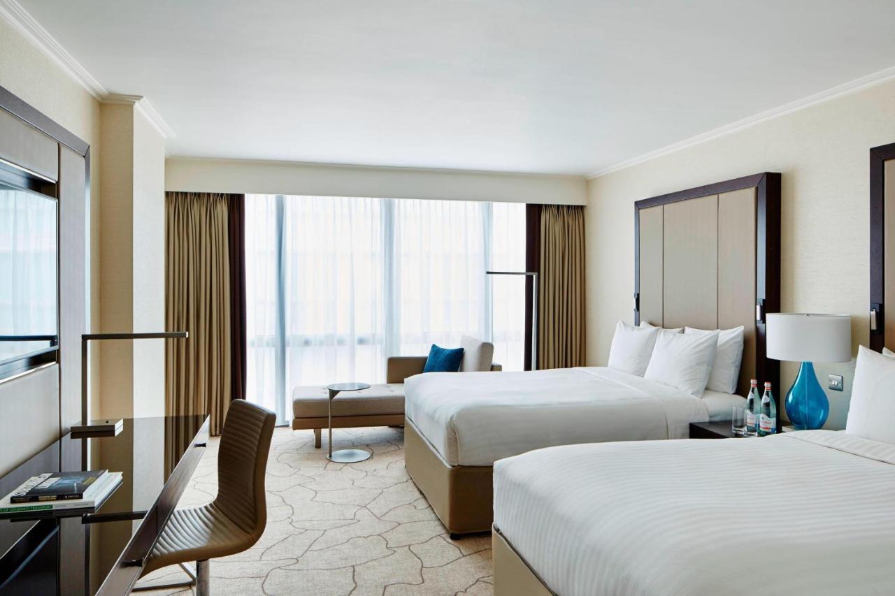 London Marriott Hotel Canary Wharf Londres Exterior foto A guest room at the Conrad Dubai