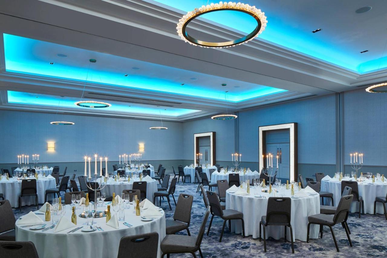 London Marriott Hotel Canary Wharf Londres Exterior foto The ballroom at the Hilton London Heathrow