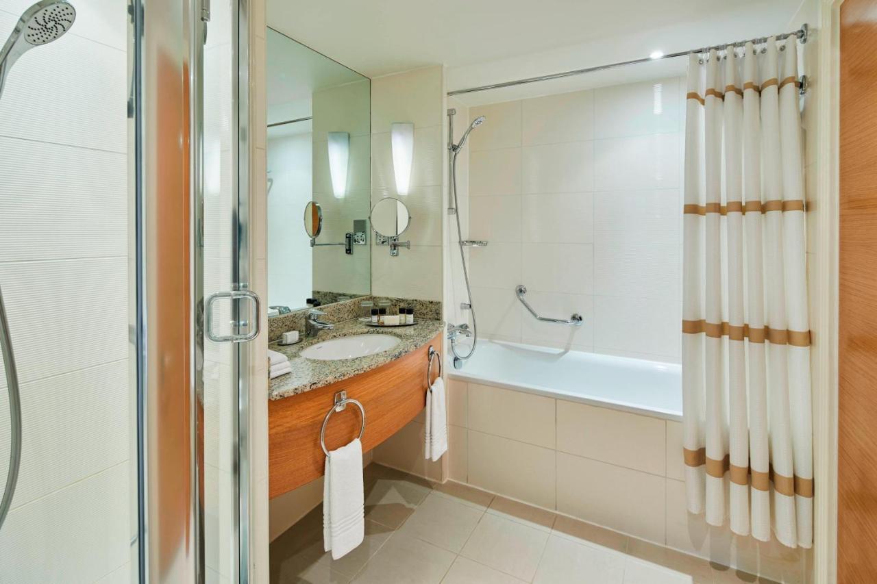 London Marriott Hotel Canary Wharf Londres Exterior foto A bathroom in a hotel