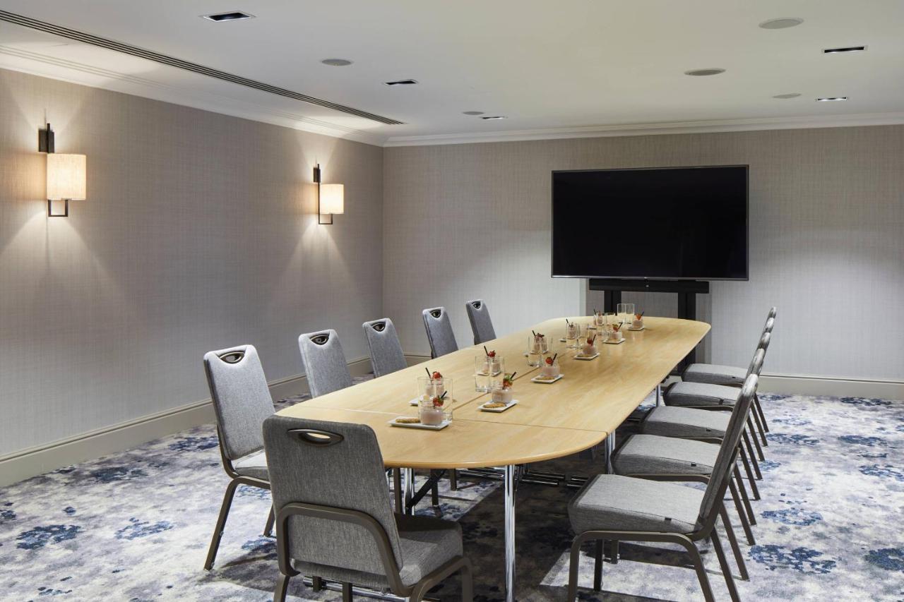 London Marriott Hotel Canary Wharf Londres Exterior foto A meeting room at the hotel