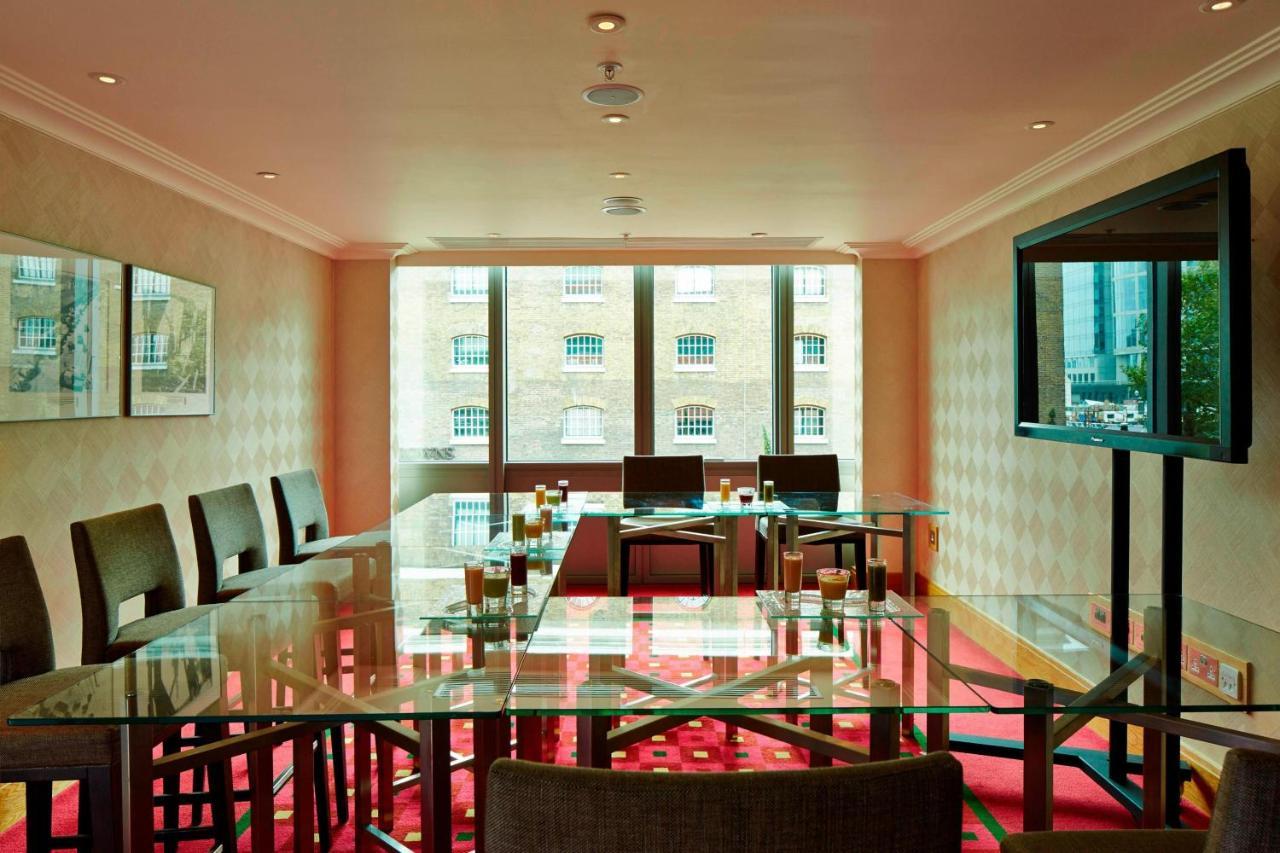 London Marriott Hotel Canary Wharf Londres Exterior foto The boardroom at the Mandarin Oriental, London