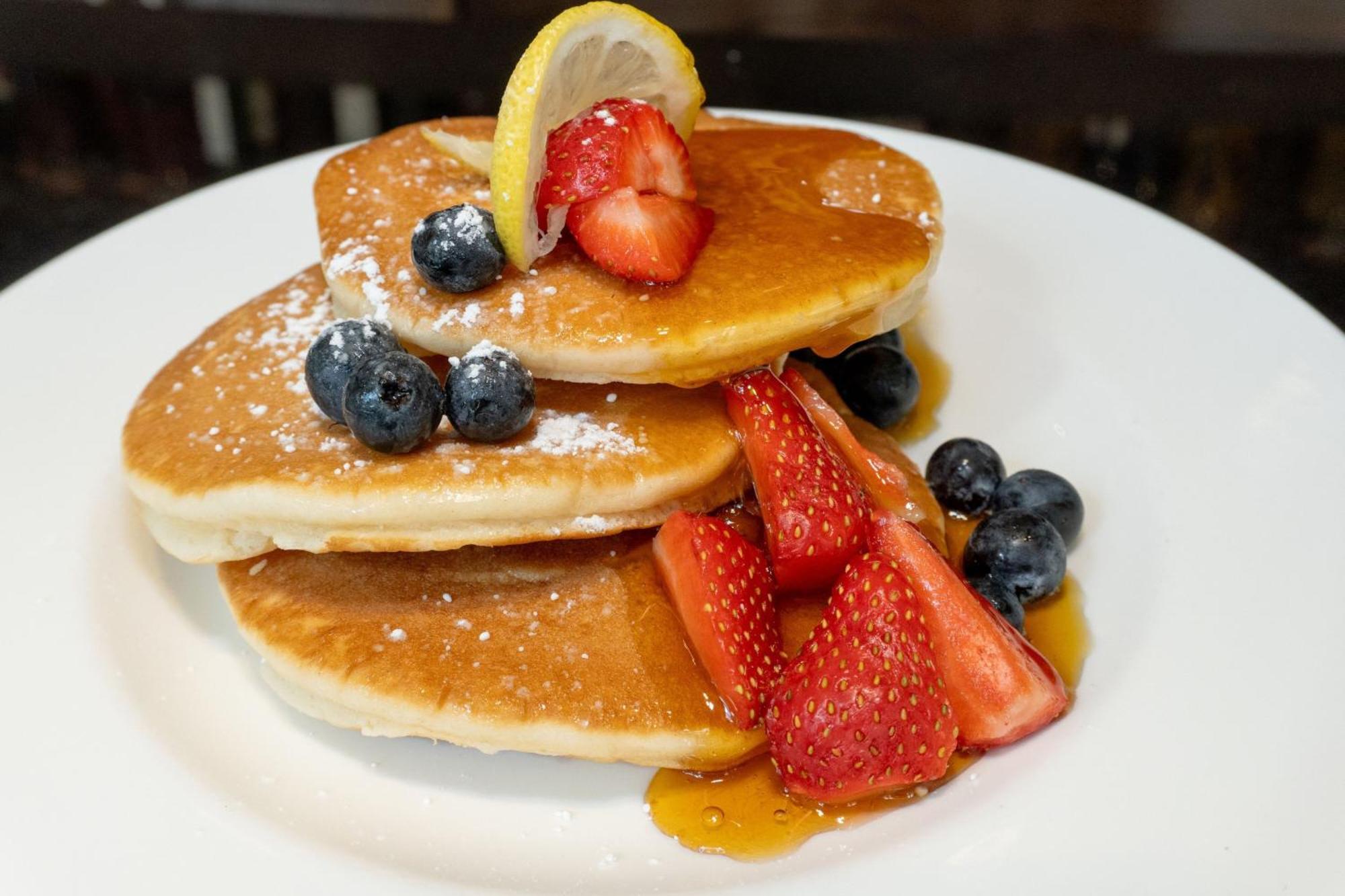 London Marriott Hotel Canary Wharf Londres Exterior foto American pancakes with fruit and maple syrup