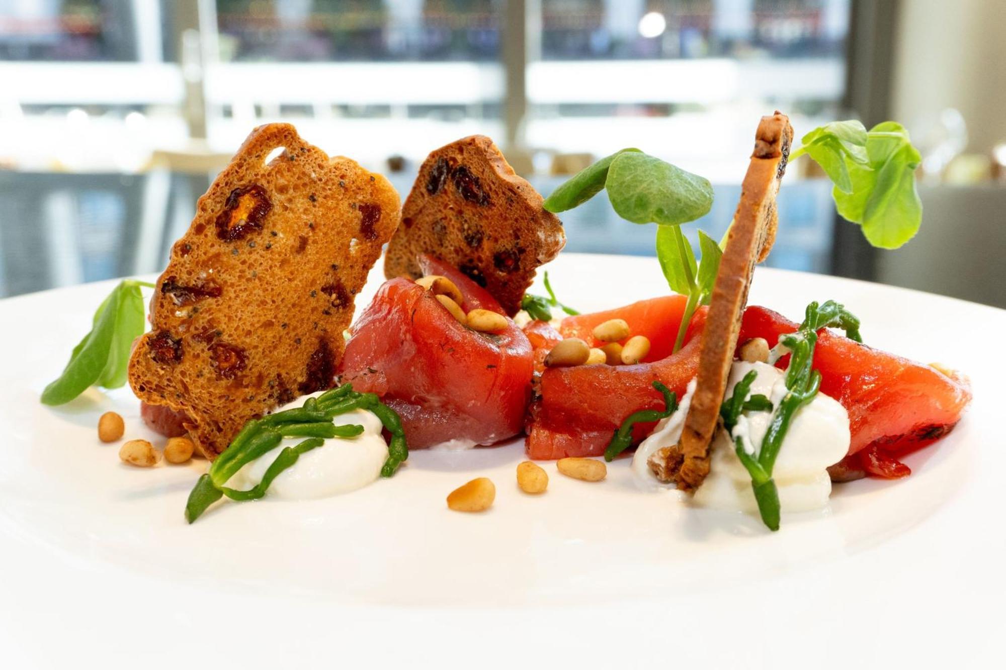 London Marriott Hotel Canary Wharf Londres Exterior foto A tomato salad with mozzarella cheese