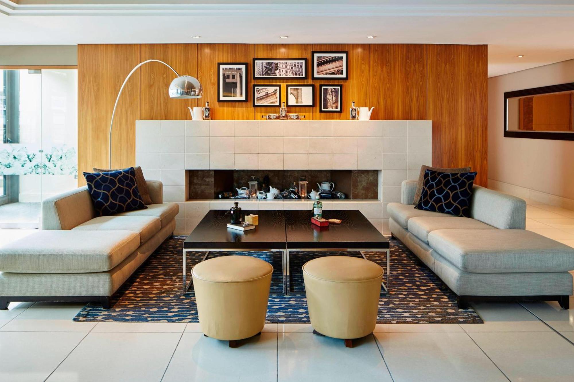 London Marriott Hotel Canary Wharf Londres Exterior foto The interior of the lounge