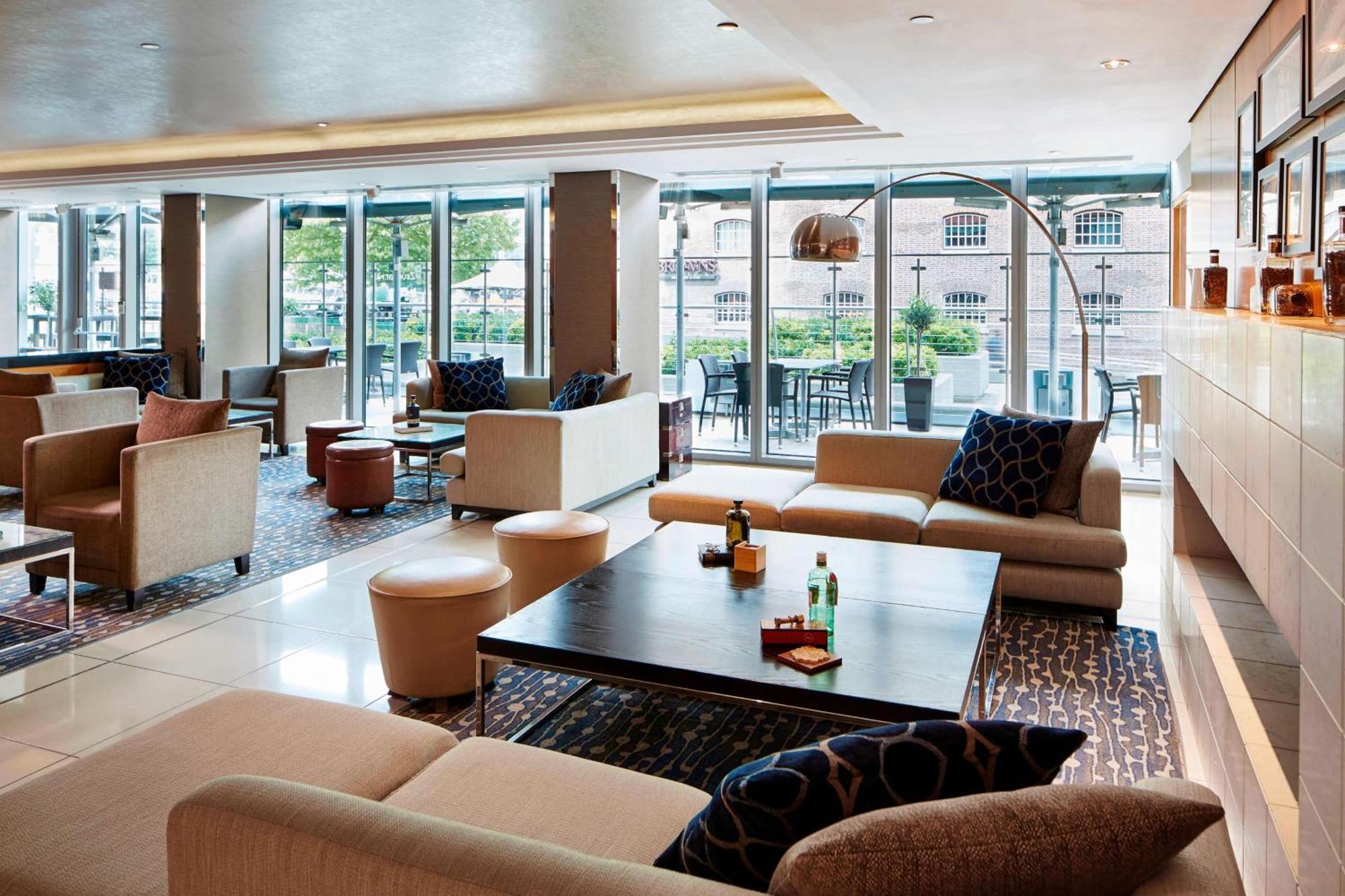 London Marriott Hotel Canary Wharf Londres Exterior foto The lounge at the hotel