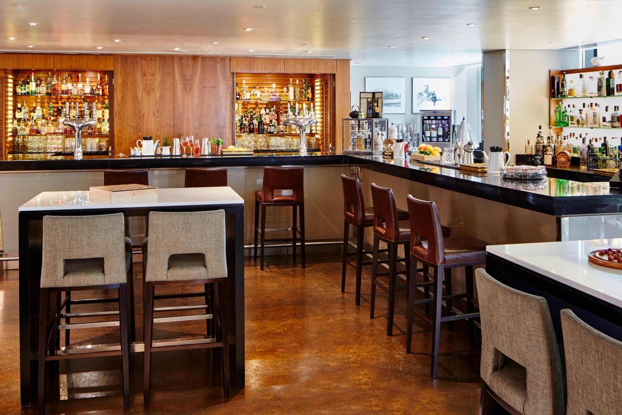 London Marriott Hotel Canary Wharf Londres Exterior foto The bar at the Connaught