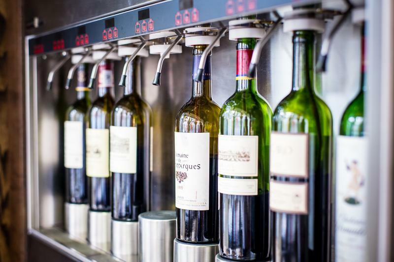 London Marriott Hotel Canary Wharf Londres Exterior foto Wine dispensing machine